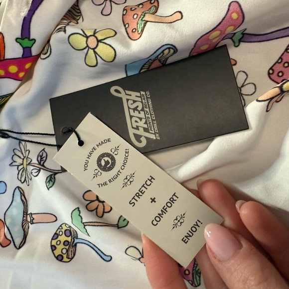 Fresh Prints of Bel Air Multicolor Mushroom Print Button Up Short Sleeve NWT - Picture 12 of 13